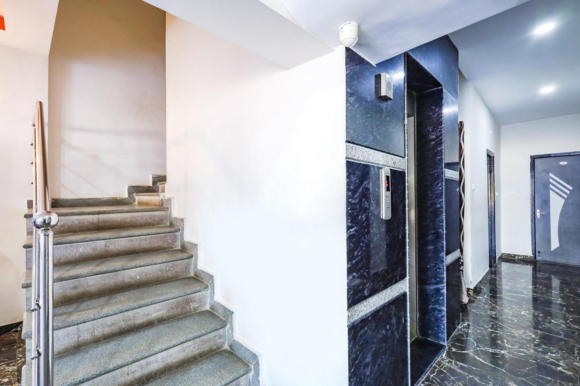 Capital O Lakshmi Residency Hotel Tirupati Bagian luar foto