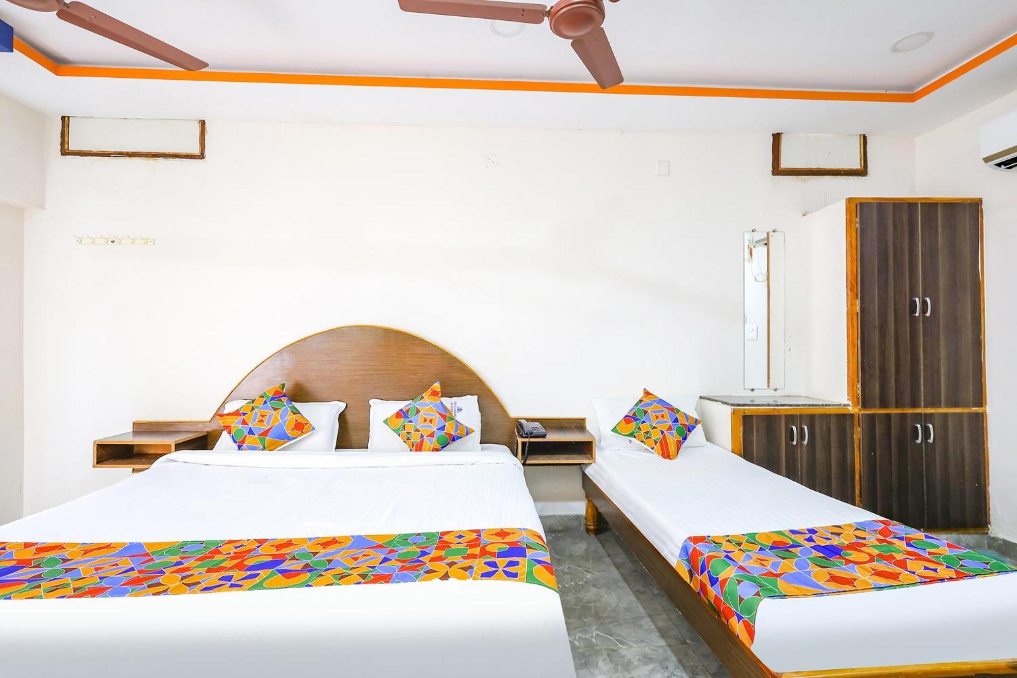 Capital O Lakshmi Residency Hotel Tirupati Bagian luar foto
