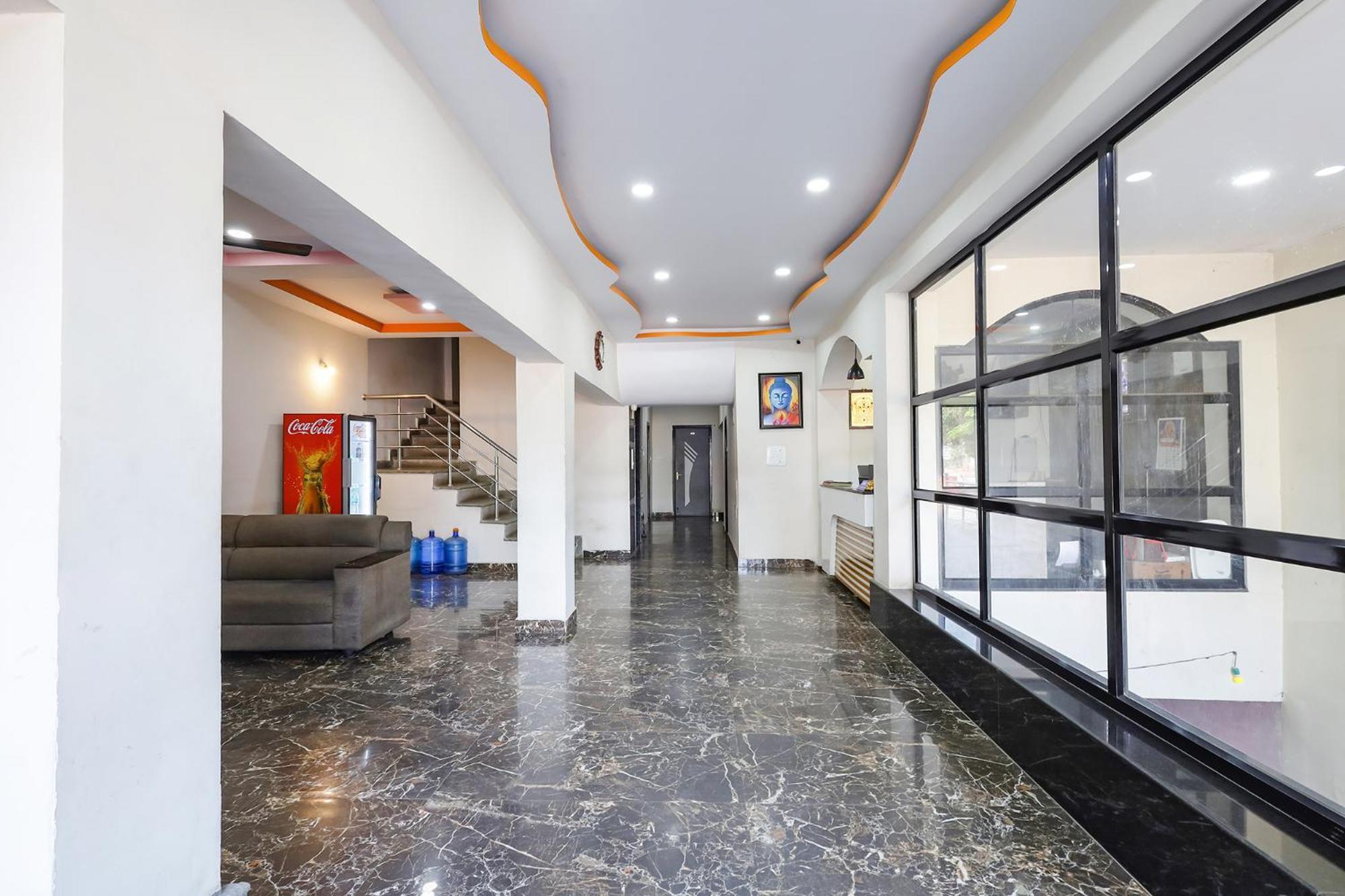 Capital O Lakshmi Residency Hotel Tirupati Bagian luar foto