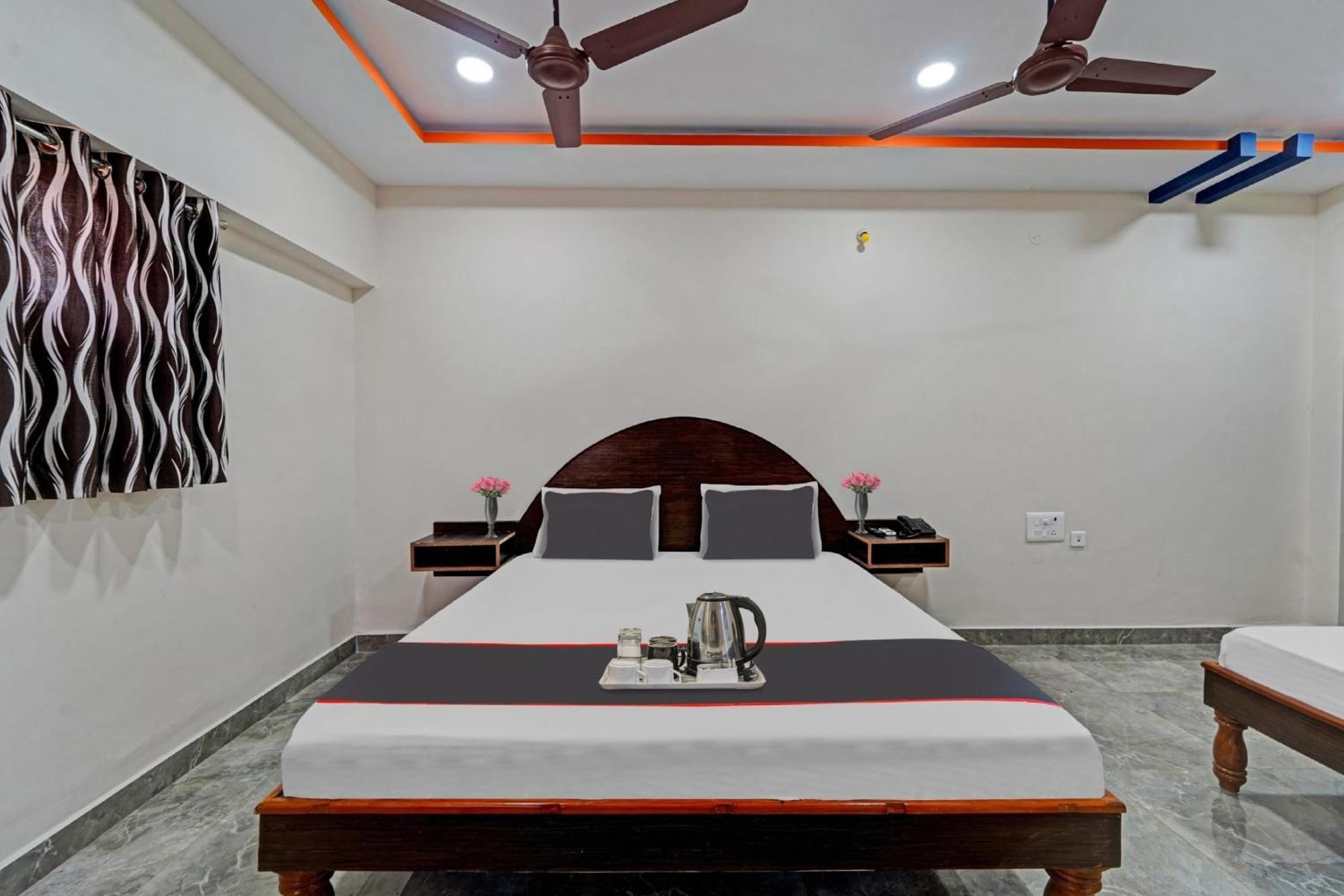 Capital O Lakshmi Residency Hotel Tirupati Bagian luar foto