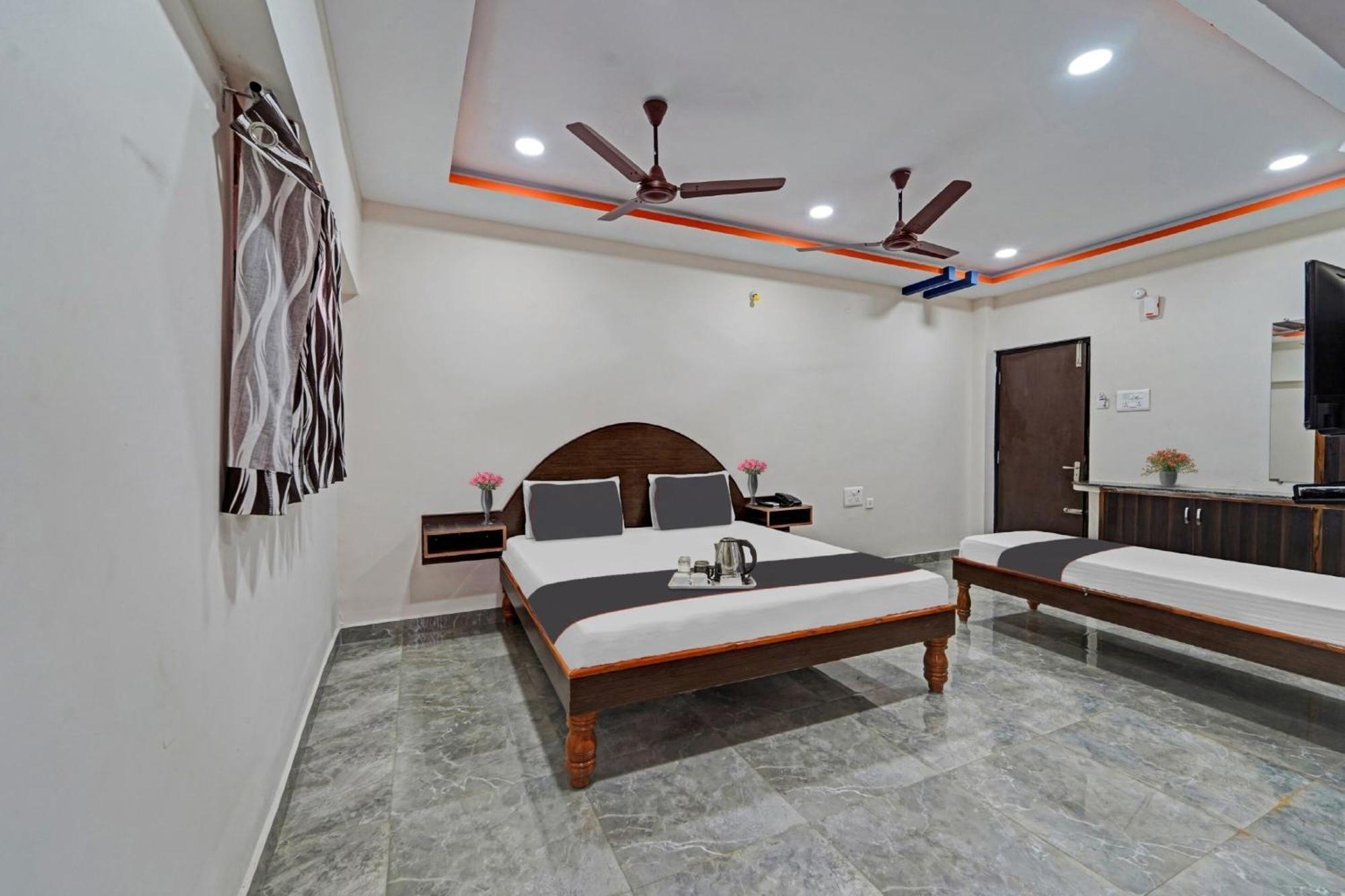 Capital O Lakshmi Residency Hotel Tirupati Bagian luar foto